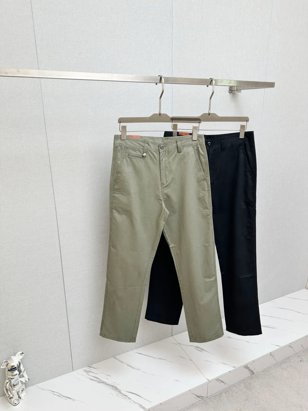 LP spring and summer New Arrival casual trousers, available on the official website at the same time, unique design charm, very Premium, simple but not simple, a new model of ready-to-wear! The fabric is made of unique elastic spandex fabric, which feels smooth and soft, has texture, and has a strong vertical feeling. The upper body is smooth and not tight, and it has a stuffy feeling caused by direct ultraviolet rays. Leather logo design! The style is harmonious and unified, and the ultimate level of craftsmanship is achieved. The side has a very unique tailoring design style, which is very tasteful, exquisite and delicate, easy to wear and comfortable, showing sports vitality and exquisite details. Classic perfect fit design, showing fashionable vitality in daily casual life. Enhance men's charming style and become a Premium model. Size: 29-38